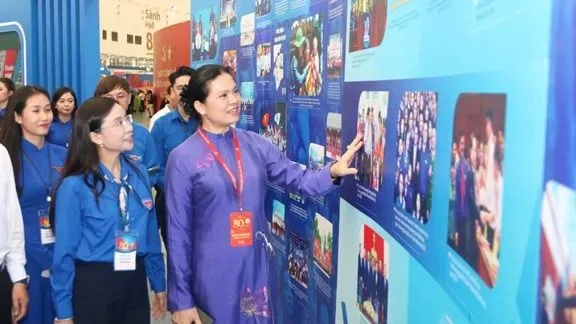 นางสาวห่า ถิ งา รองประธานคณะกรรมการกลางแนวร่วมปิตุภูมิเวียดนามและคณะเยี่ยมชมพื้นที่จัดนิทรรศการ