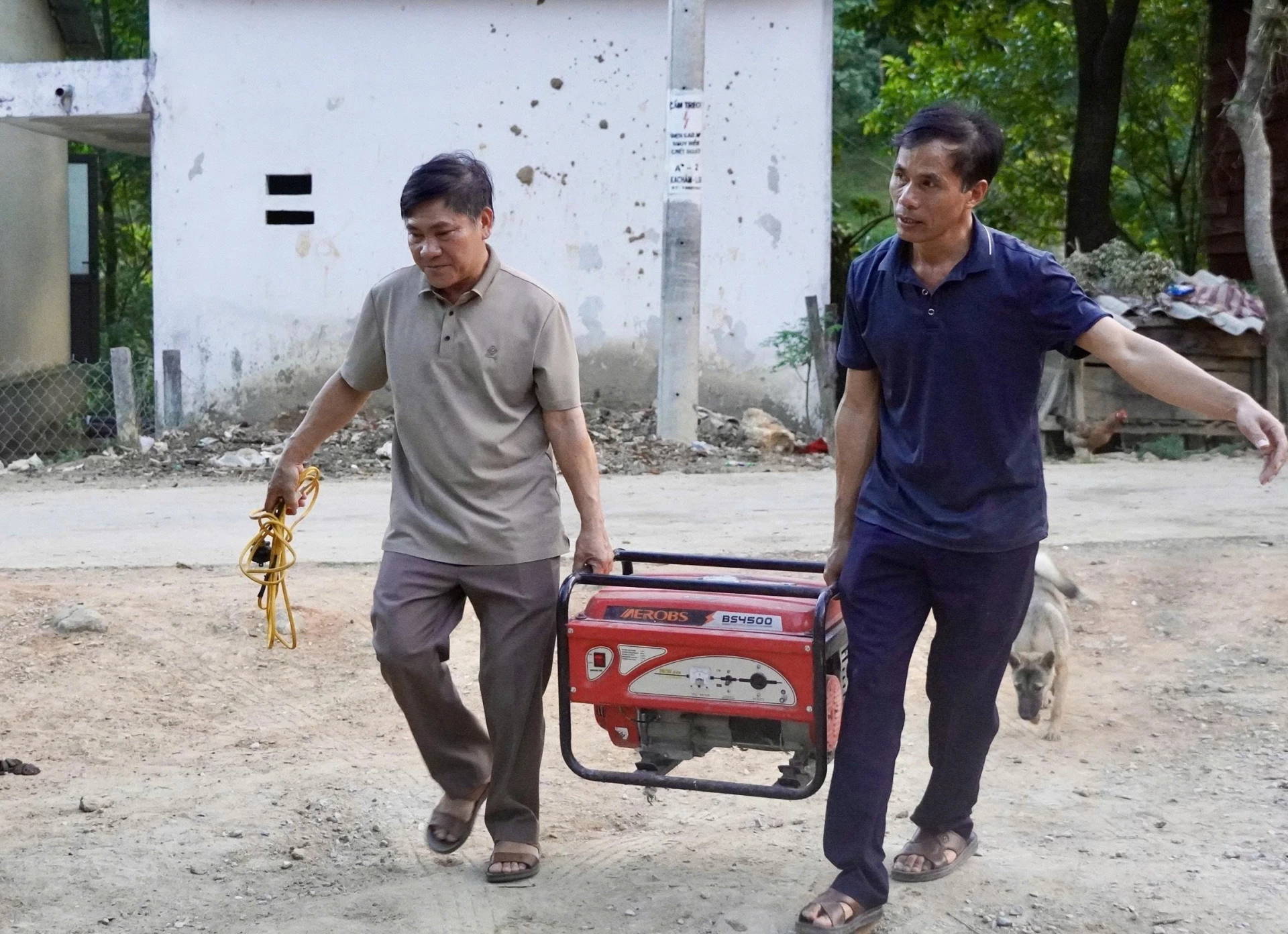 Phía sau mỗi buổi chiếu phim là sự nỗ lực, cố gắng của bao người - Ảnh: T.A 
