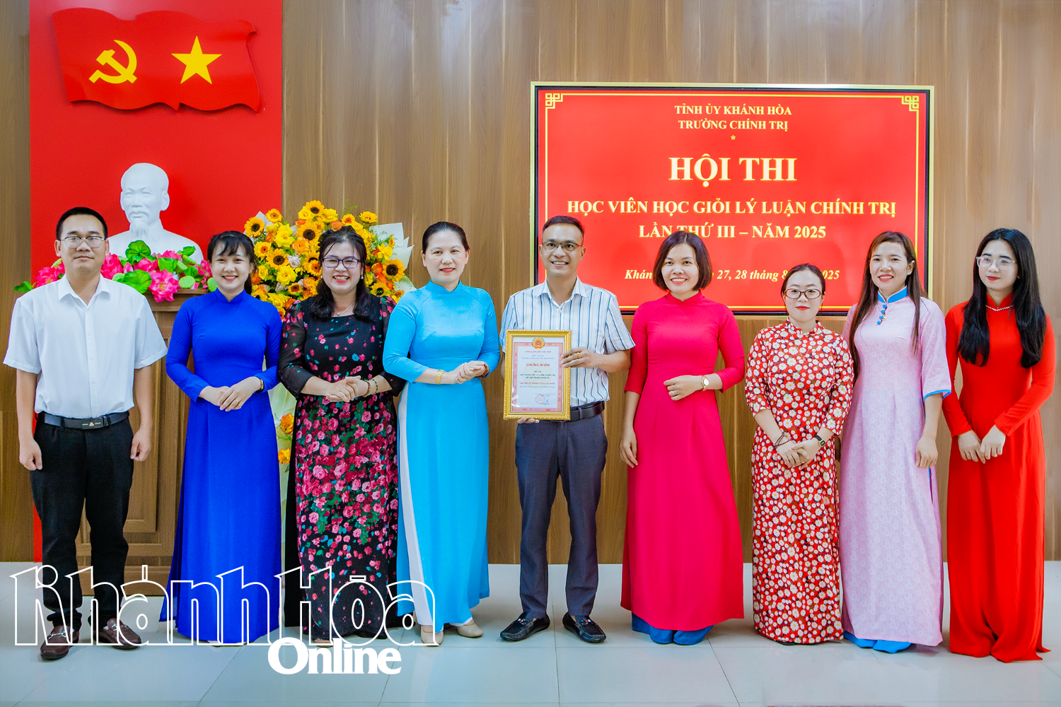 ថ្នាក់ដឹកនាំមន្ទីរឃោសនាការ និងចលនាមហាជន នៃគណៈកម្មាធិការបក្សខេត្ត បានប្រគល់វិញ្ញាបនបត្រជូនសមូហភាពដែលមានស្នាដៃខ្ពស់ក្នុងការប្រកួត។