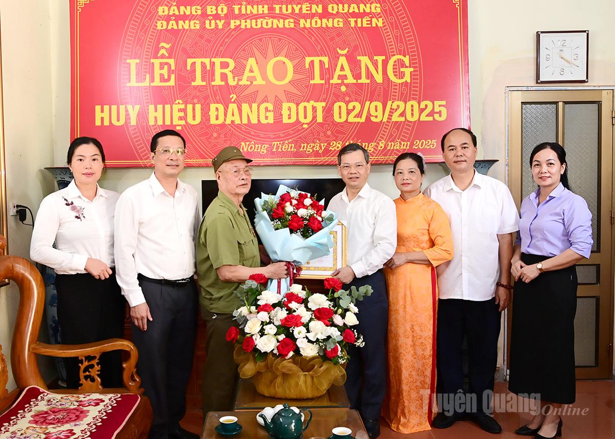 ប្រធានក្រុមប្រឹក្សាប្រជាជនខេត្ត Nguyen Van Son និងថ្នាក់ដឹកនាំសង្កាត់ Nong Tien បានអបអរសាទរសមាជិកបក្ស Bui Van Nam។