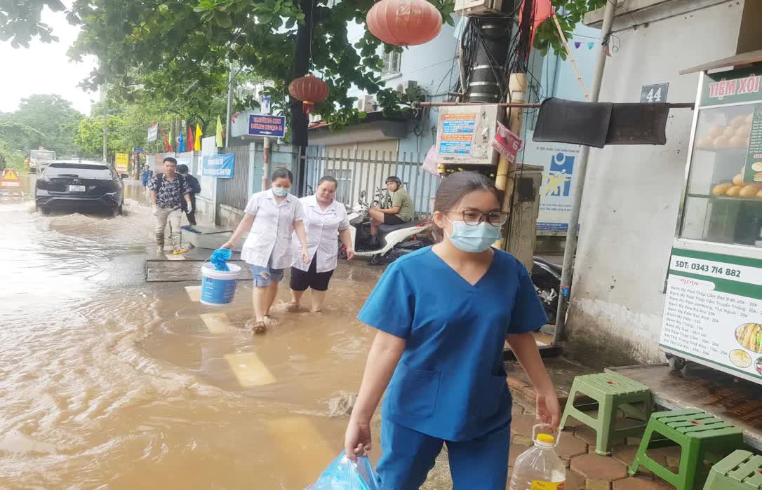 Phường Đông Ngạc kịp thời hỗ trợ người dân cơn bão số 5- Ảnh 8.