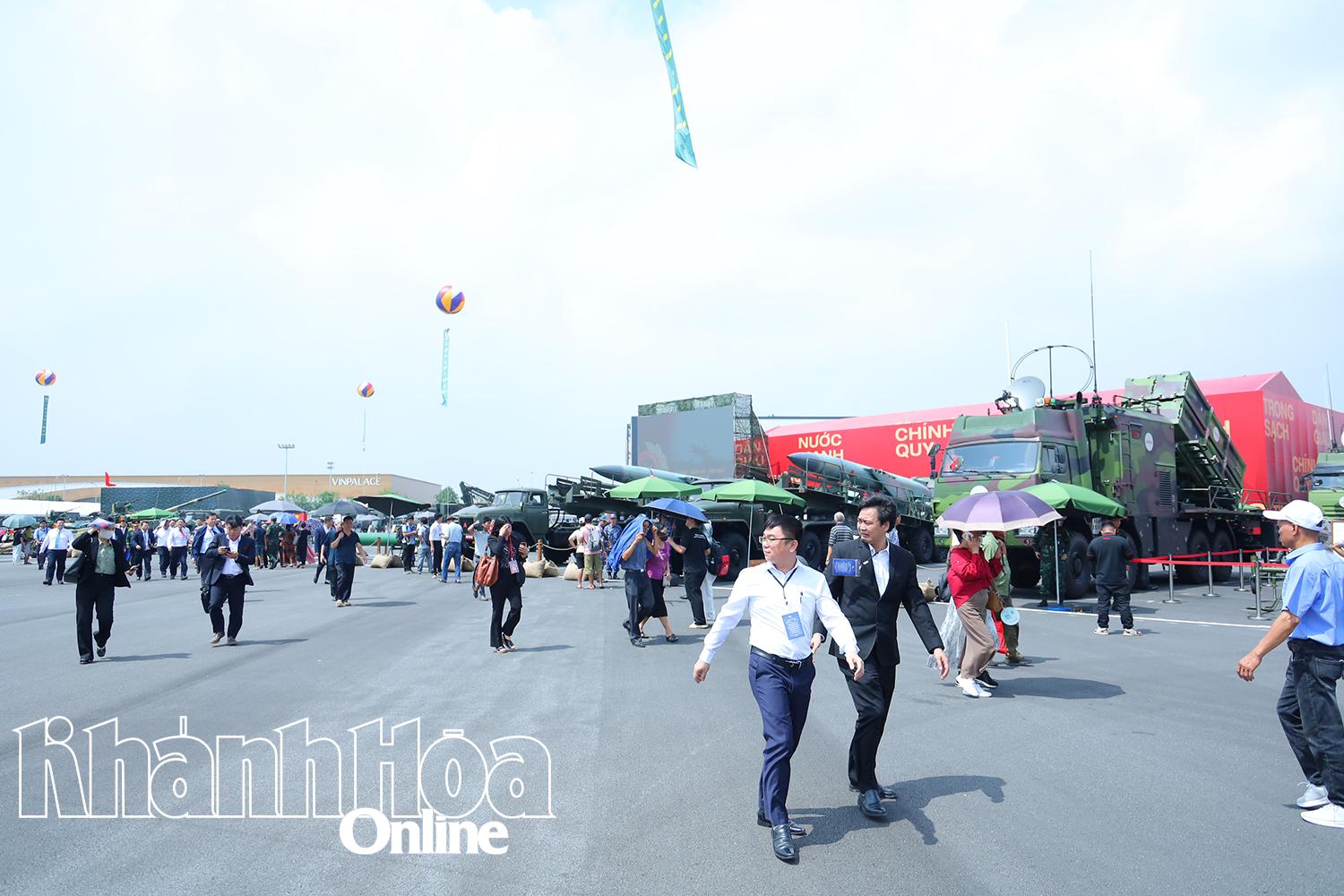 Người dân tham quan không gian triển lãm.