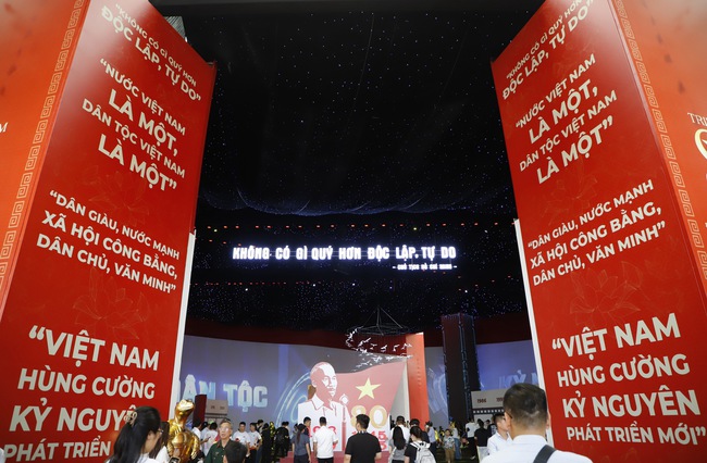 Ngươi dân hào hứng tham dự Triển lãm “80 năm hành trình Độc lập – Tự do – Hạnh phúc”  - Ảnh 3.