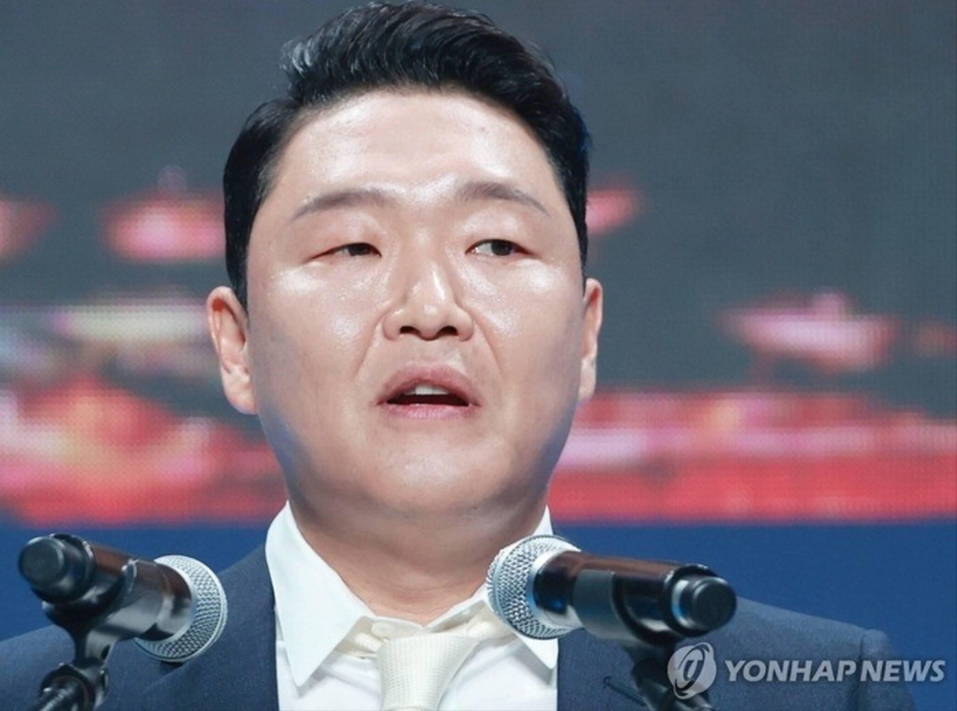 Psy gab seinen Fehler nur zu, damit jemand anderes das Medikament einnehmen konnte. Er wies den Vorwurf zurück, er habe das falsche Verfahren verschrieben. Foto: Yonhap.