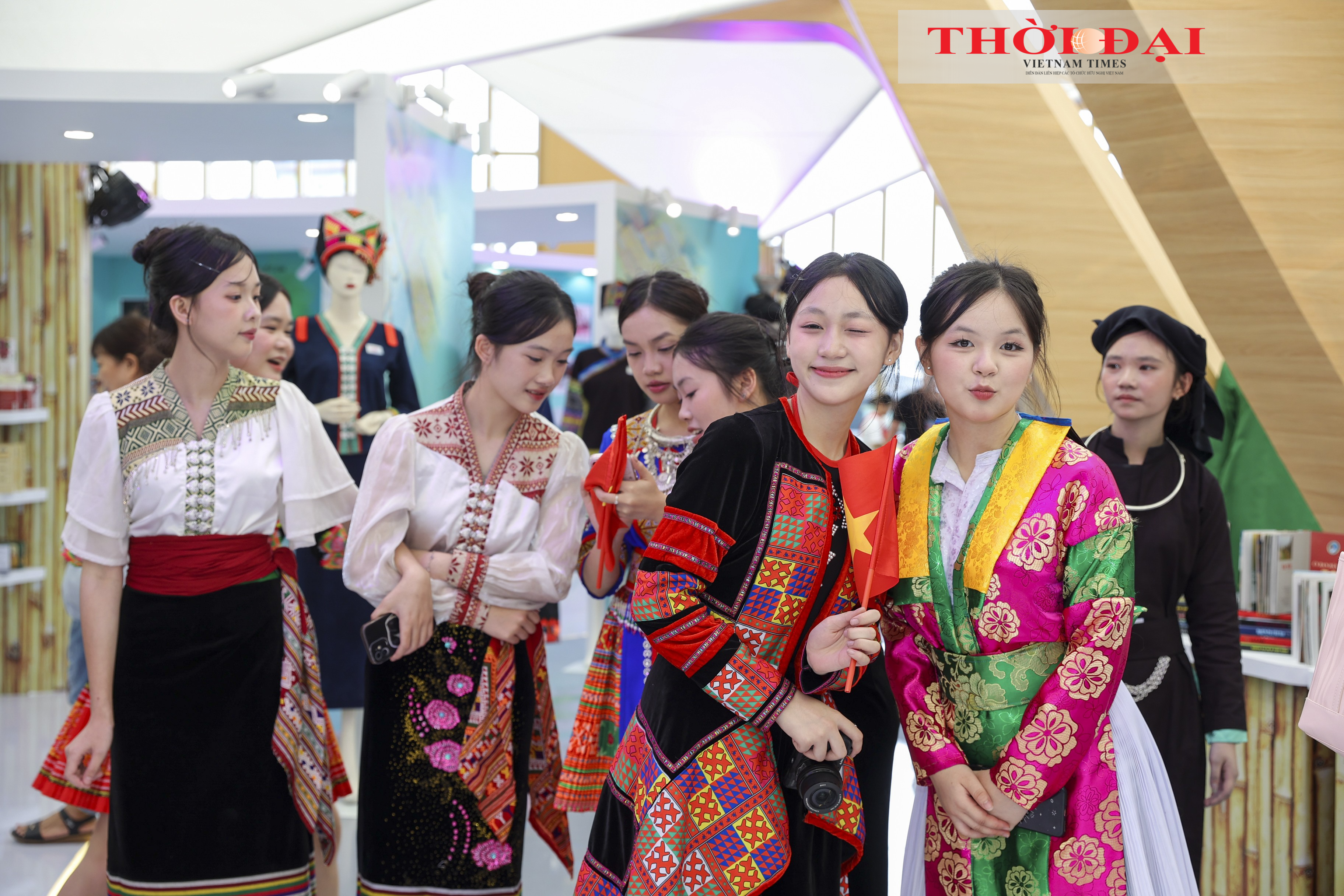 Thanh niên các dân tộc trong trang phục truyền thống tại gian trưng bày của Bộ Dân tộc và Tôn giáo, góp phần giới thiệu nét đa dạng văn hóa Việt Nam. (Ảnh: Đinh Hòa)