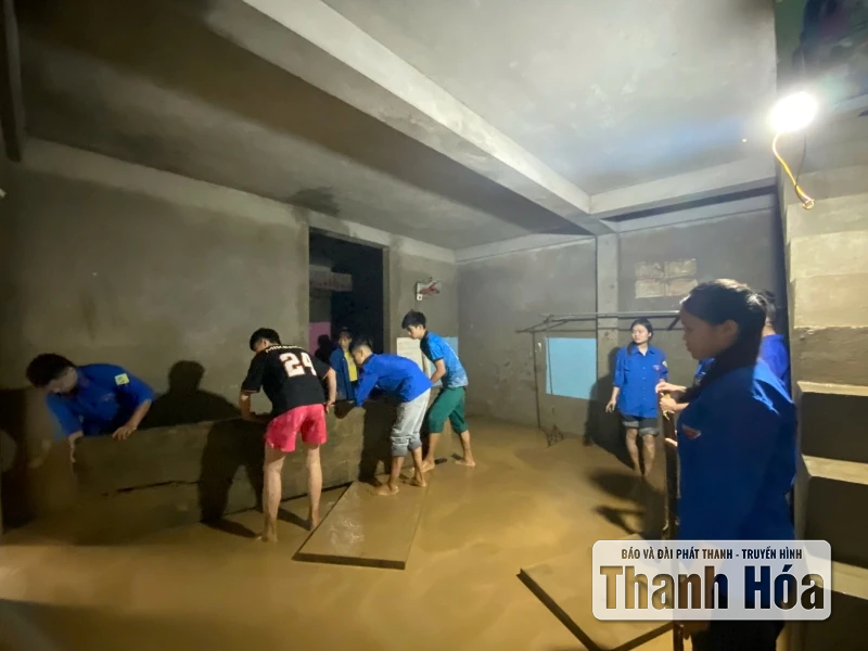 タインホア省の若者が嵐の影響を乗り越えるために協力