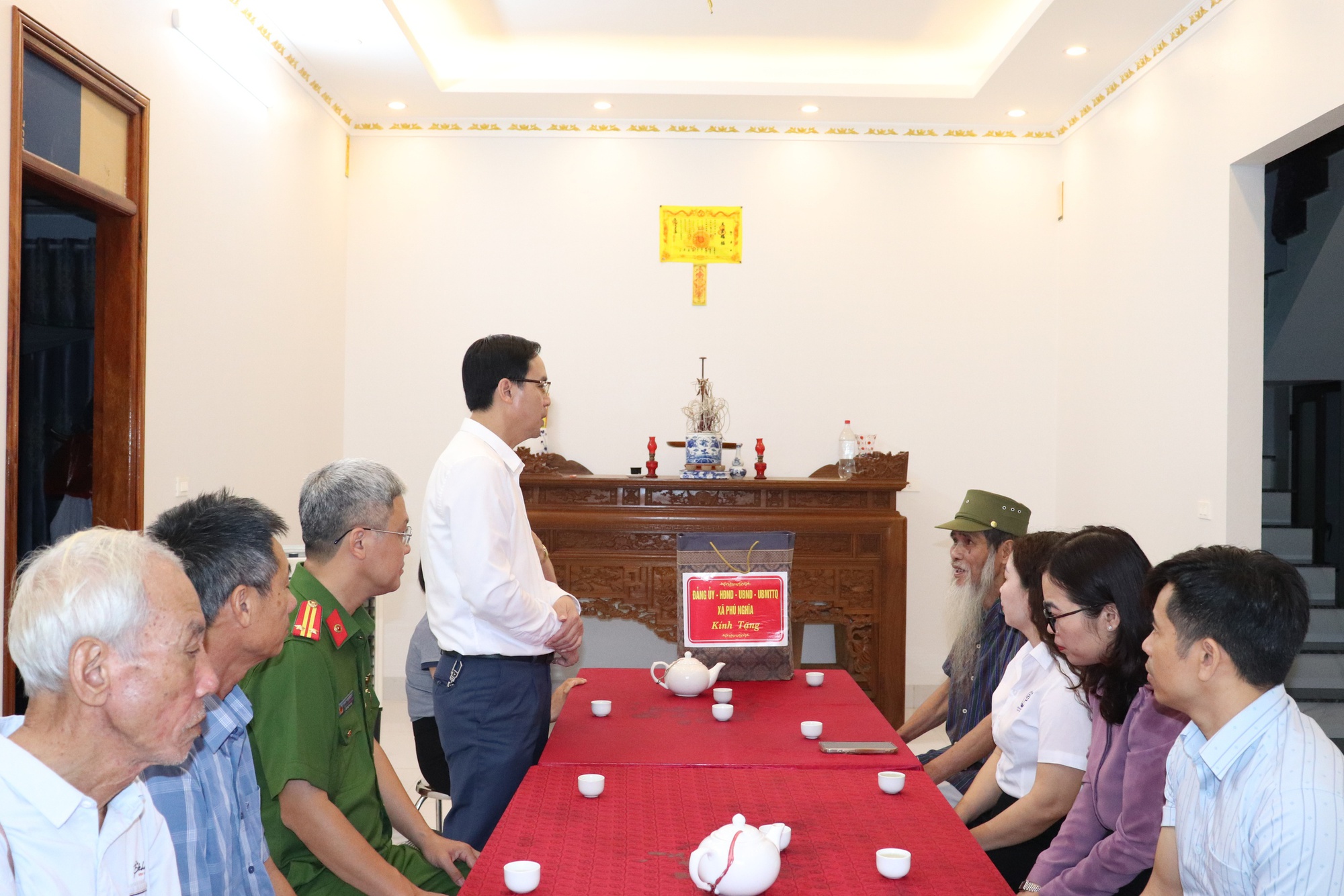 Lãnh đạo xã Phú Nghĩa thăm tặng quà các gia đình chính sách, người có công- Ảnh 1.