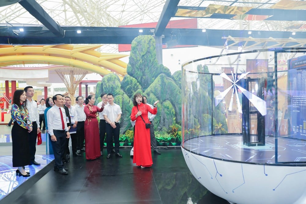 Da Nang beeindruckt mit Technologiestand auf der National Achievement Exhibition – Foto 2