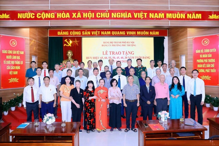 Phường Phú Thượng tổ chức Lễ trao Huy hiệu Đảng đợt 2/9- Ảnh 5.