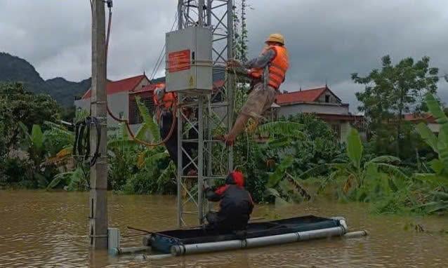 Người Viettel xuyên đêm khắc phục sự cố, đảm bảo thông tin liên lạc thông suốt cho khách hàng- Ảnh 1.