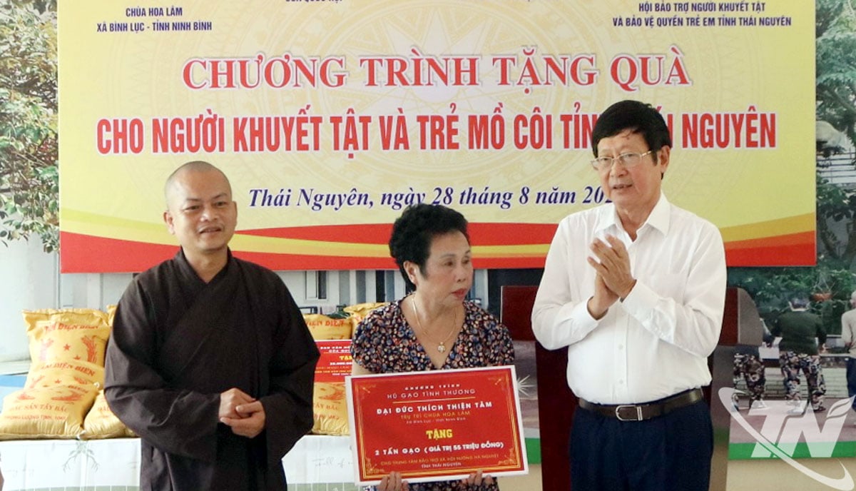 Der ehrwürdige Thich Thien Tam, Abt der Hoa Lam Pagode, spendete dem Zentrum 2 Tonnen Reis.