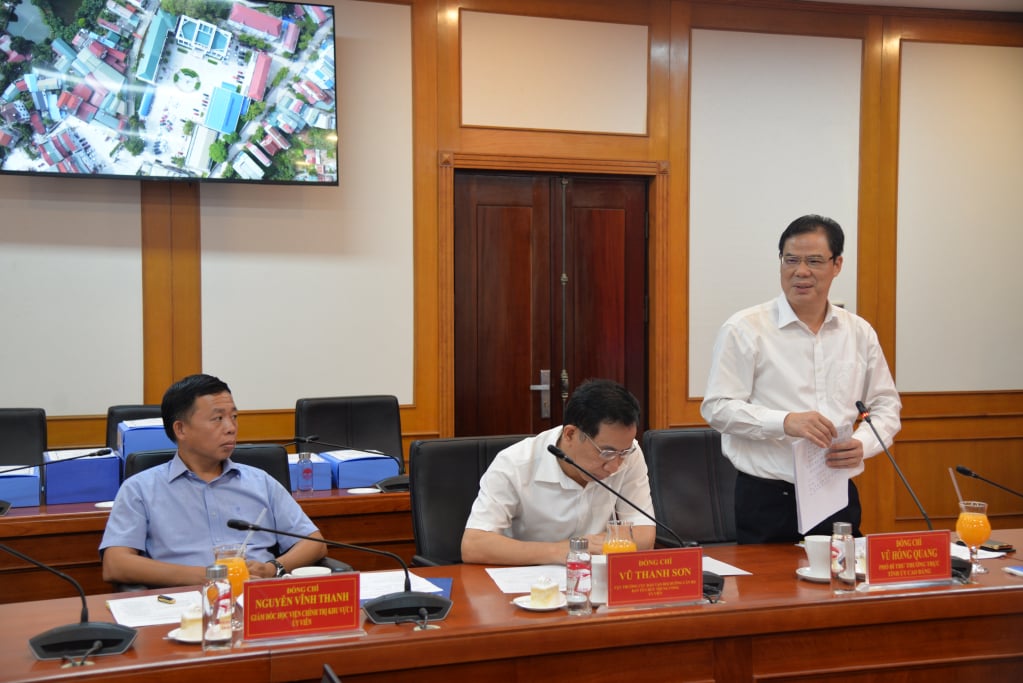 Đồng chí Phó Bí thư Thường trực Tỉnh ủy Vũ Hồng Quang phát biểu tại cuộc họp.