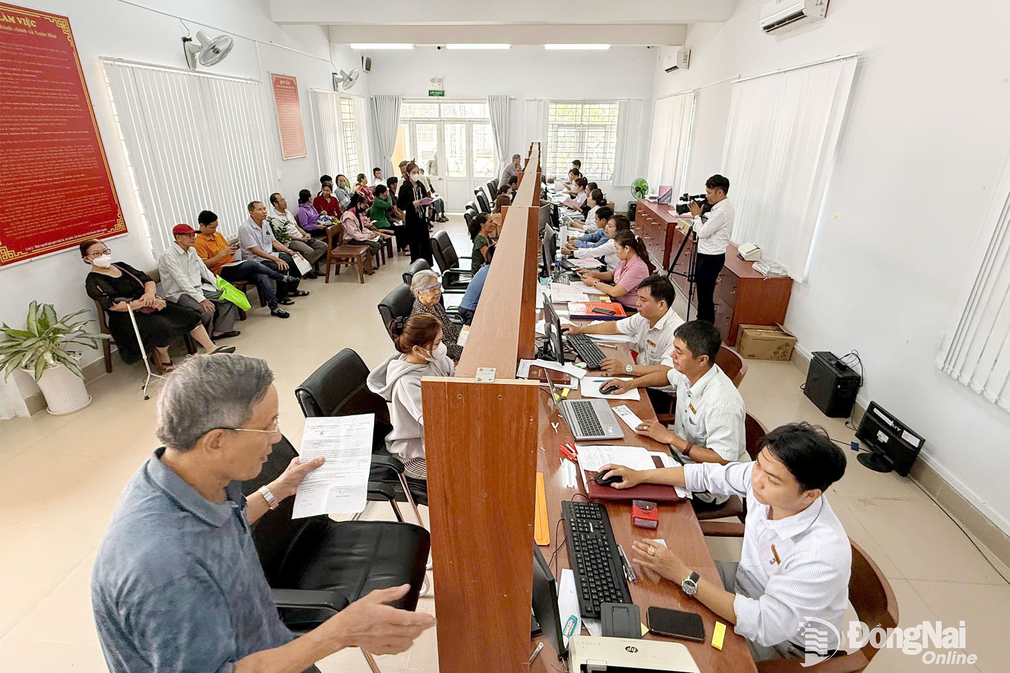 Trung tâm Phục vụ hành chính công xã Xuân Hòa nỗ lực phục vụ người dân trong nhiều lĩnh vực, trong đó có địa chính - xây dựng. Ảnh: Hưng Cát