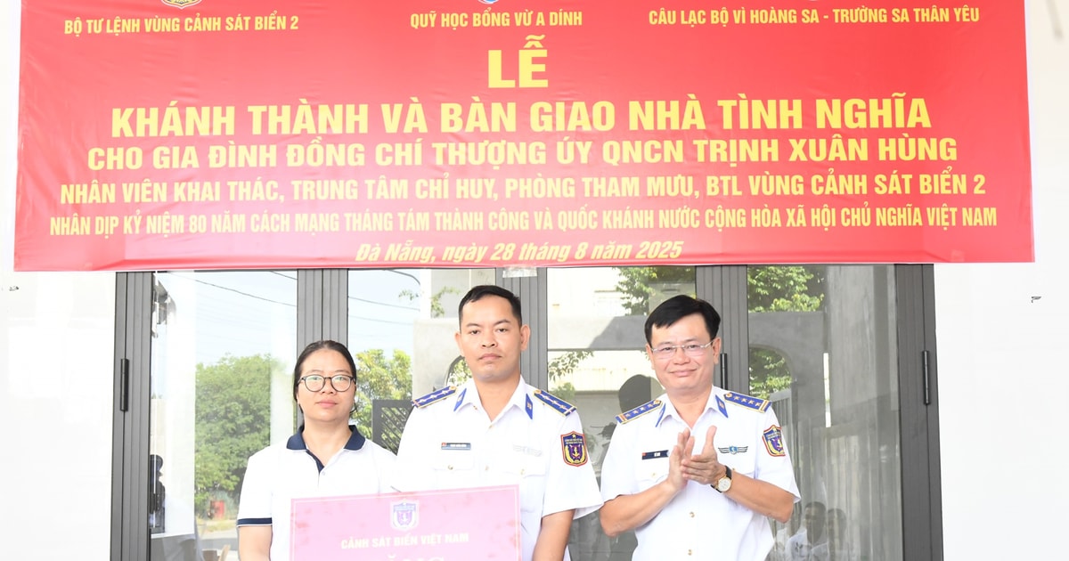Bàn giao 2 nhà tình nghĩa cho quân nhân Vùng Cảnh sát biển 2