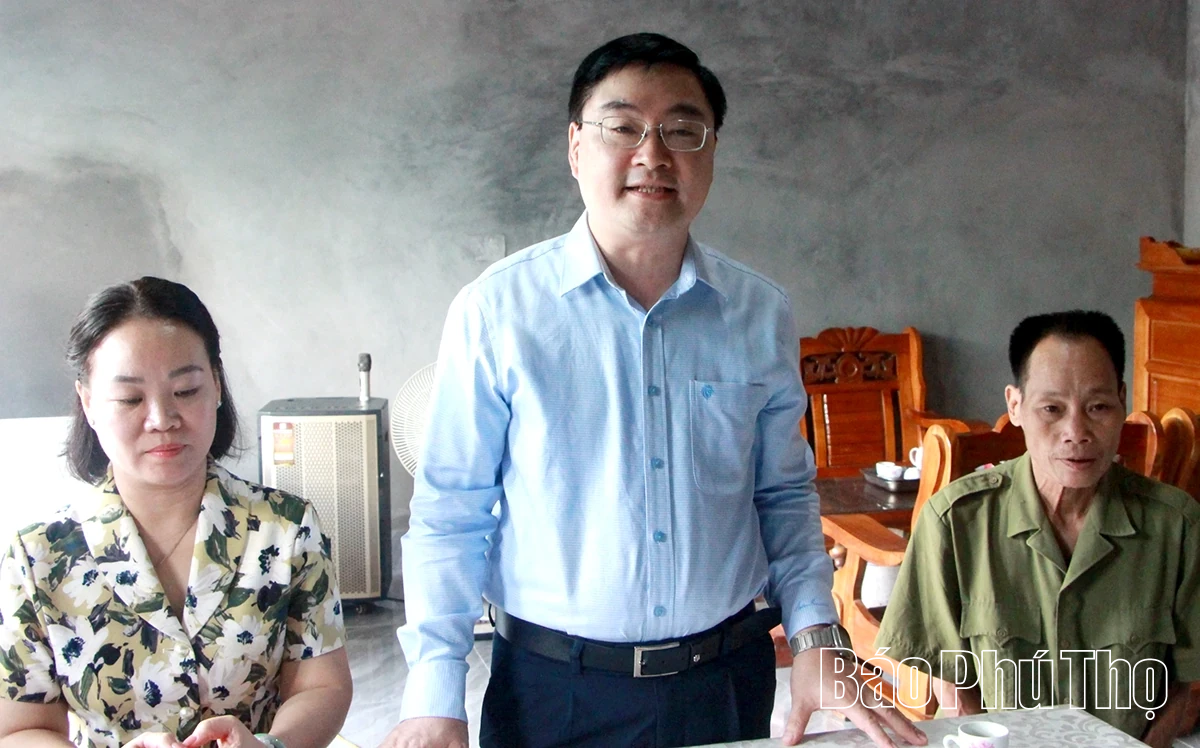 ប្រគល់ផ្ទះដឹងគុណដល់គ្រួសារដែលមានវិភាគទានបដិវត្តន៍នៅឃុំ Tan Son