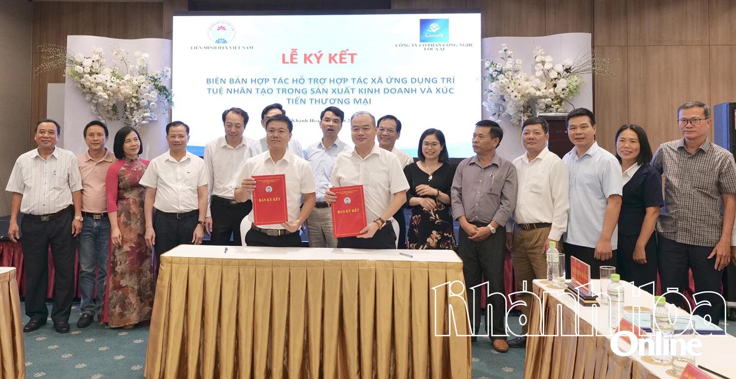 Đại diện Liên minh HTX Việt Nam và Công ty LOCA-AI ký kết biên bản ghi nhớ hợp tác.