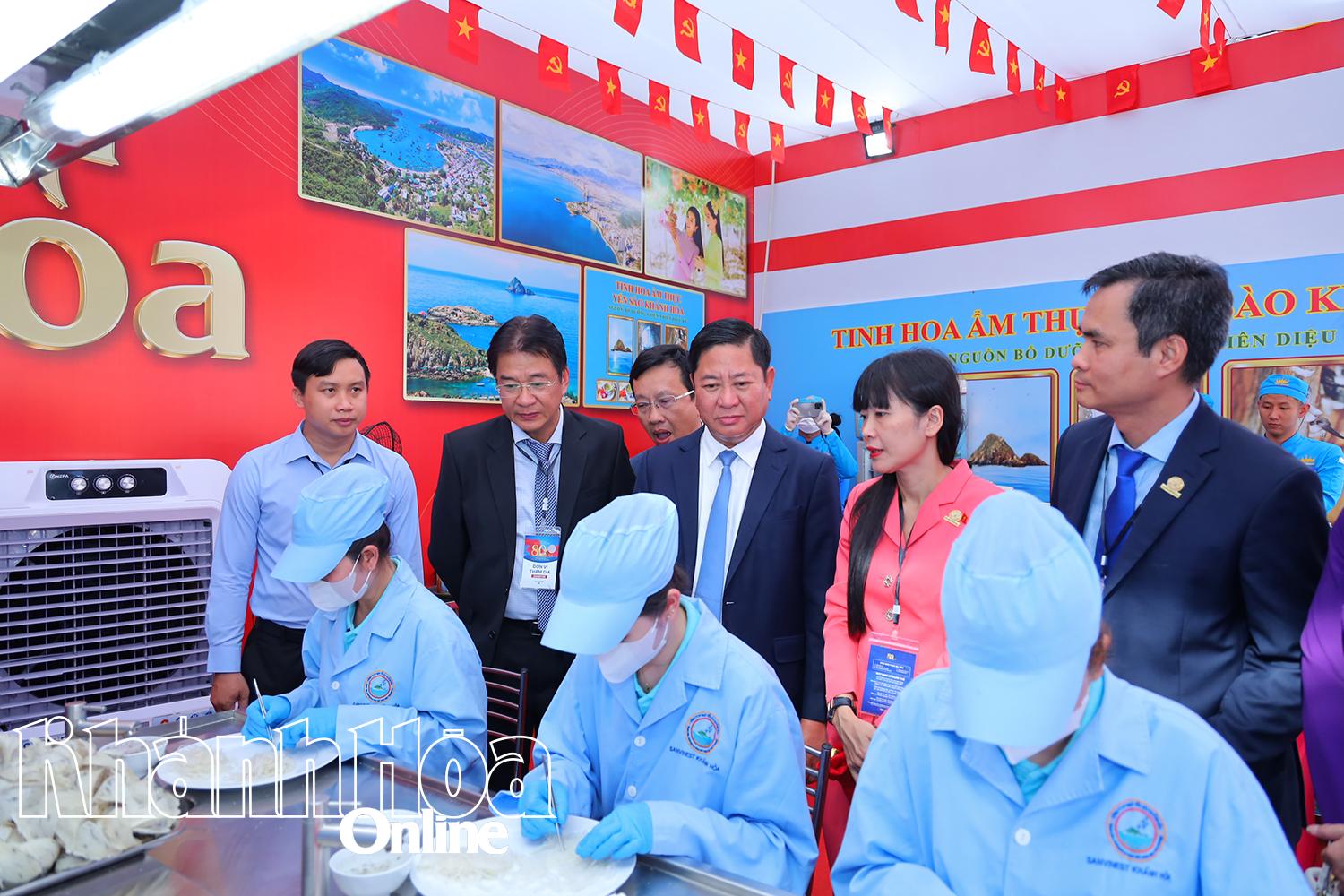 Lãnh đạo Công ty TNHH Nhà nước Một thành viên Yến sào Khánh Hòa giới thiệu với lãnh đạo tỉnh về sản phẩm của công ty.