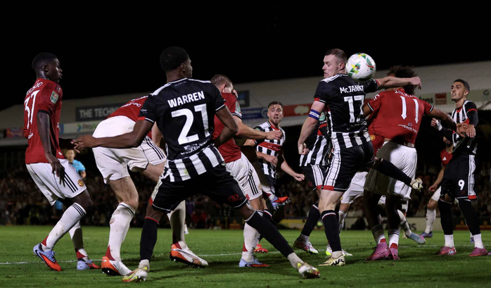 Grimsby tạo cú sốc lịch sử, loại Man United khỏi League Cup- Ảnh 4.