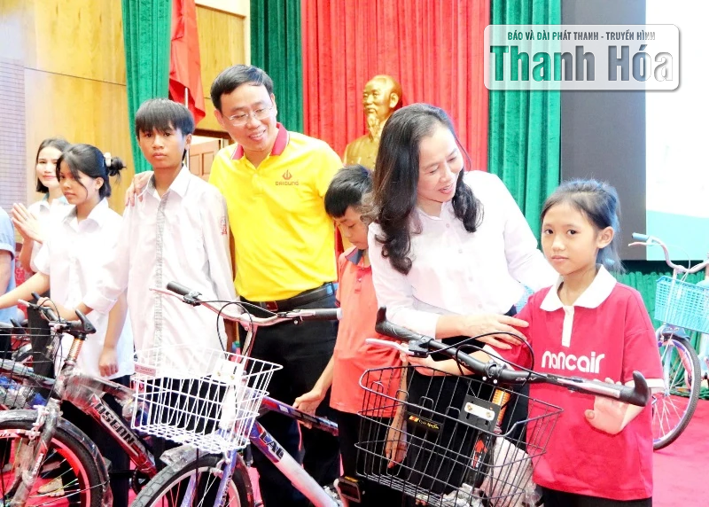 ចែកកង់ដល់កុមារកំព្រាក្នុងឱកាសឆ្នាំសិក្សាថ្មីនៅវួដ Tinh Gia