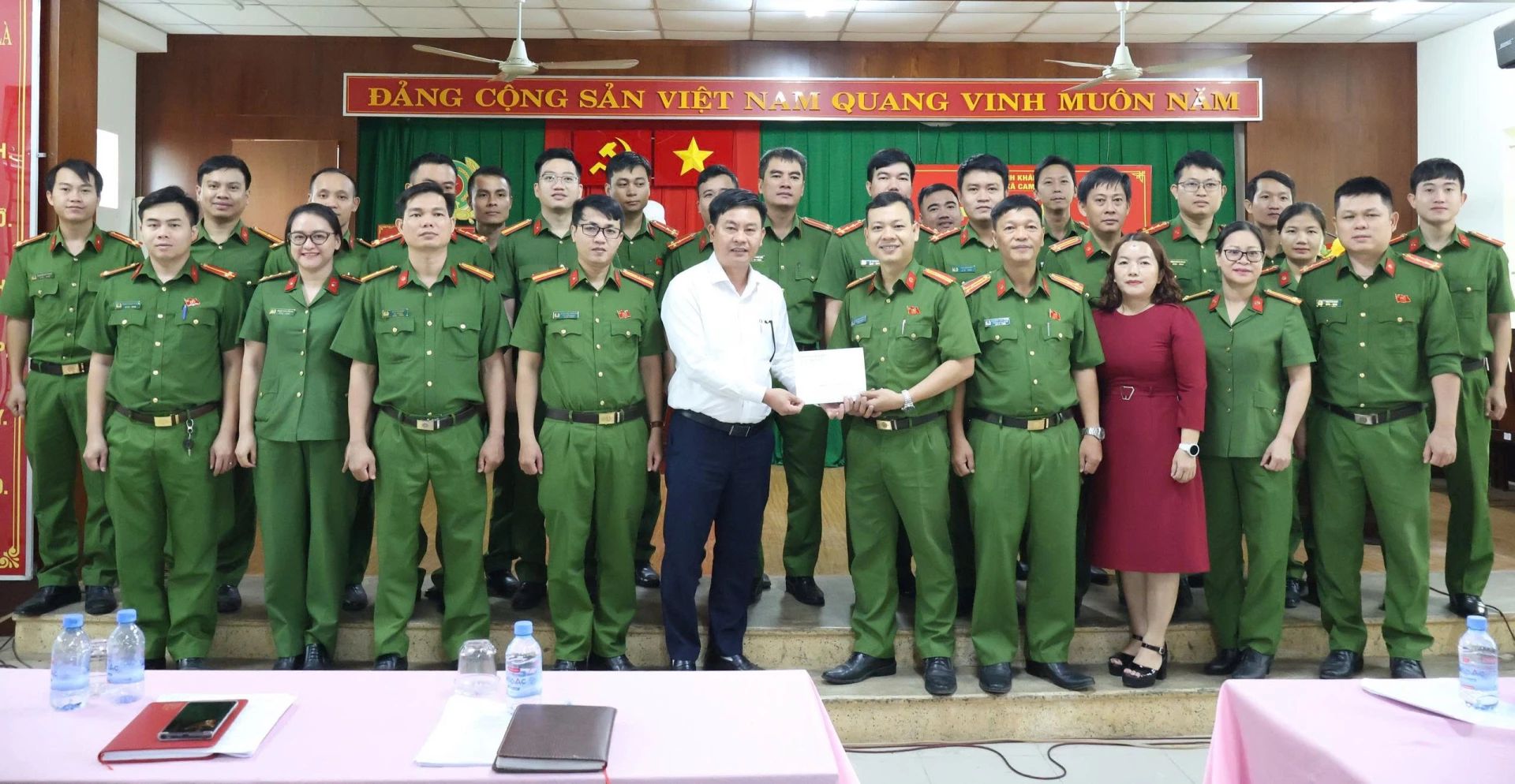 Ông Huỳnh Uy Viễn - Phó Bí thư Đảng ủy, Chủ tịch UBND xã Cam Lâm khen thưởng tập thể Công an xã.