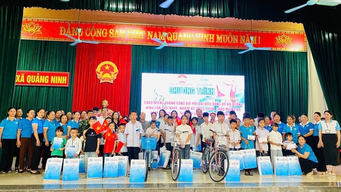 Hội LHPN tỉnh Thanh Hoá trao quà cho trẻ mồ côi nhân dịp năm học mới - Ảnh 5.