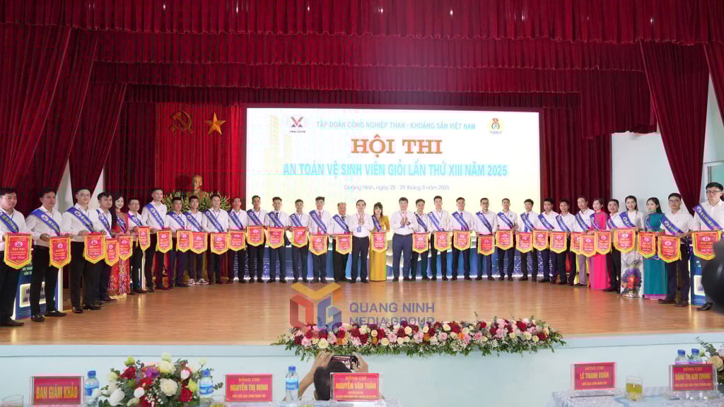 ថ្នាក់​ដឹក​នាំ​នៃ​ក្រុម​និង​សហ​ព័ន្ធ​ពាណិជ្ជ​កម្ម​ធ្យូង​ថ្ម​និង​រ៉ែ​វៀត​ណាម​បាន​ដាក់​ទង់​ដើម្បី​អបអរ​សាទរ​ដល់​អង្គភាព​ដែល​ចូល​រួម​ការ​ប្រ​កួត។