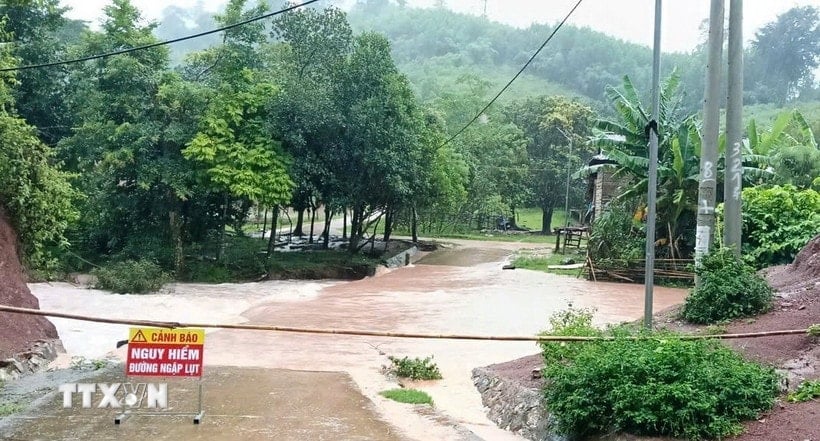Des ponceaux de débordement et des sections de route dans les communes de la zone frontalière nord de la province de Quang Tri ont été inondés en raison de l'impact des tempêtes et des pluies. (Photo : VNA)