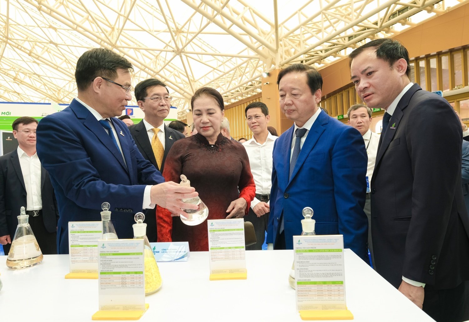 당 및 국가 지도자들이 Petrovietnam의 전시 부스를 방문했습니다.
