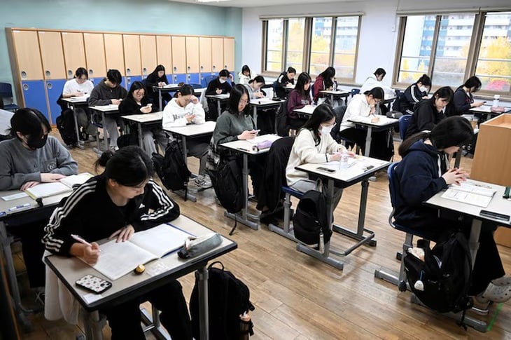 Hàn Quốc cấm dùng điện thoại thông minh trong lớp học trên toàn quốc - Ảnh 1.