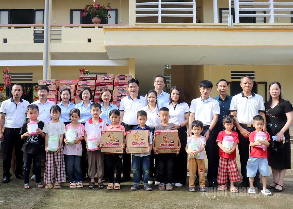 Representantes de las empresas de producción y negocios de la provincia de Tuyen Quang entregaron regalos de primera necesidad a los estudiantes de la escuela Ban Hinh.