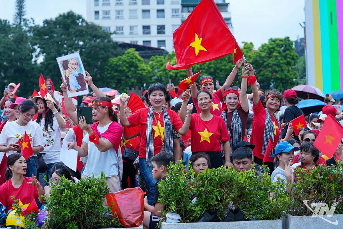 Người dân háo hức chờ xem duyệt binh
