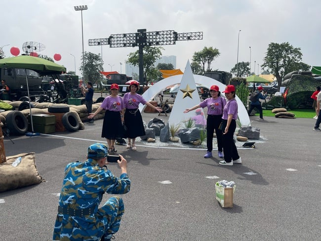 Người dân hào hứng trước dàn khí tài hùng hậu của Quân đội nhân dân Việt Nam - Ảnh 8.