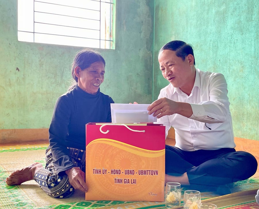 chu-tich-ubnd-tinh-pham-anh-tuan-tham-va-tang-qua-gia-dinh-ba-siu-bom-sn-1952-lang-osor-xa-gao.jpg
