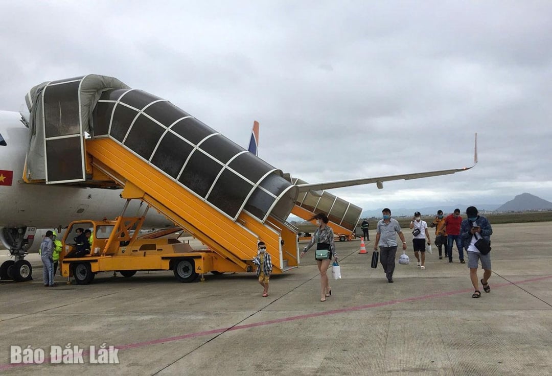 Hành khách đi lại tại Cảng hàng không Tuy Hòa.