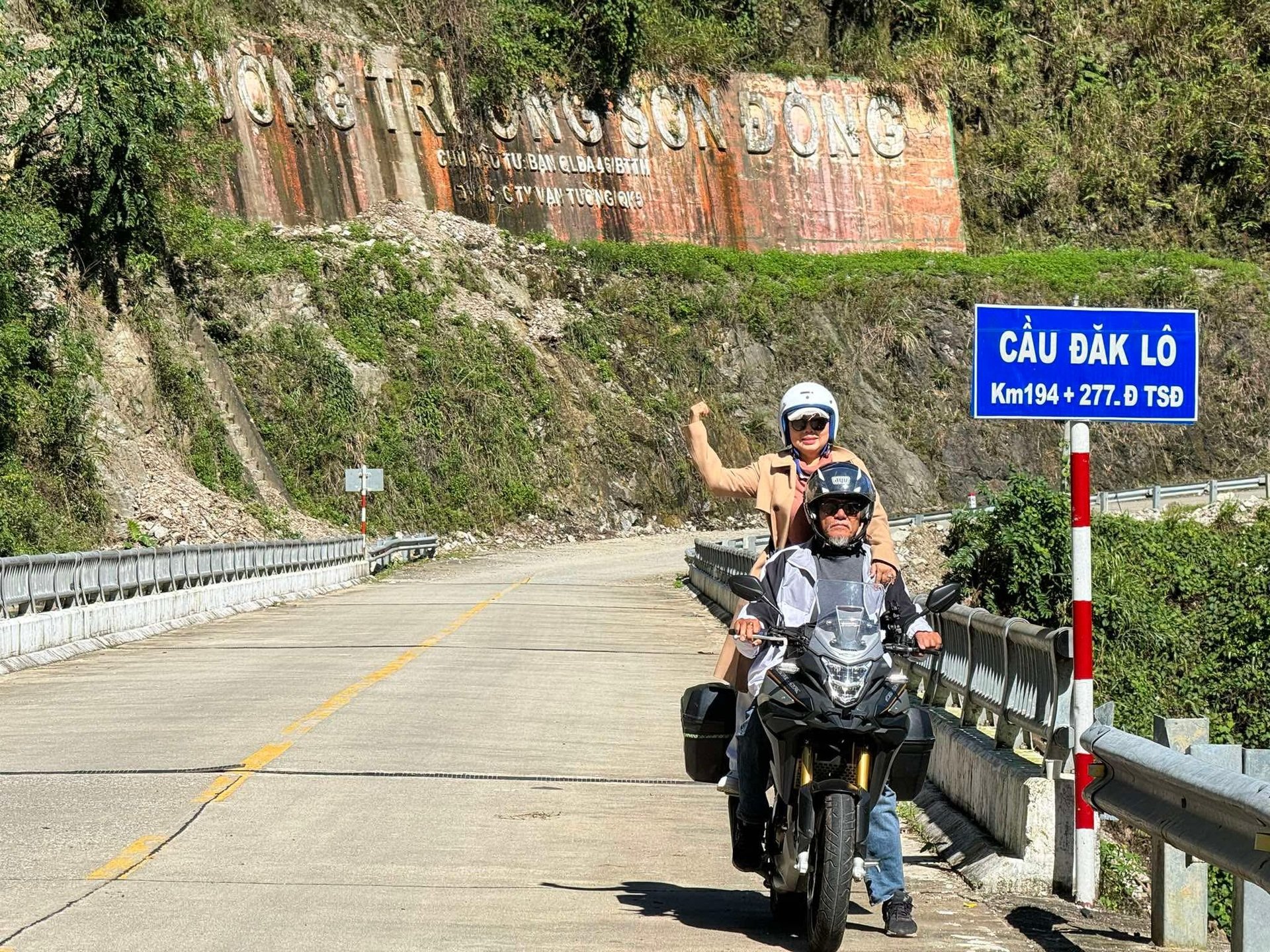 Chàng 71 tuổi - nàng 64 tuổi lái mô tô chinh phục 20 cung đường Việt Nam - 5
