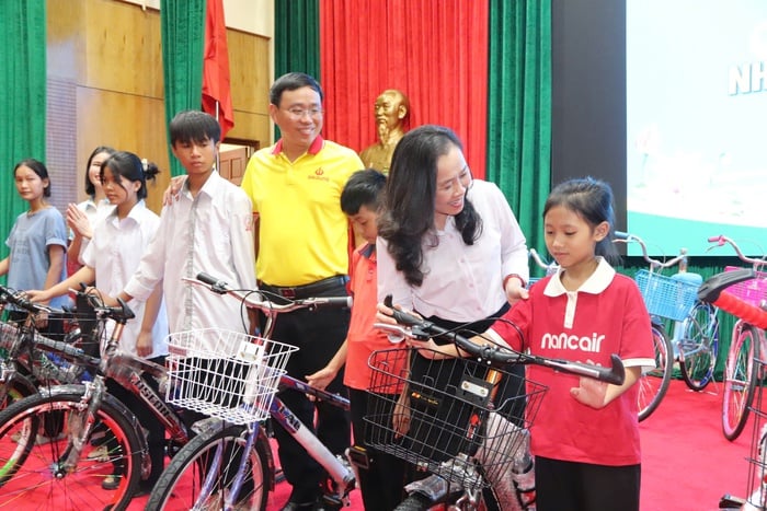 Hội LHPN tỉnh Thanh Hoá trao quà cho trẻ mồ côi nhân dịp năm học mới - Ảnh 1.