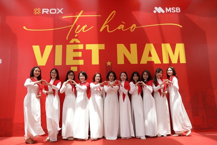 ROX Tower rực rỡ cờ hoa, lan tỏa tinh thần tự hào Việt Nam- Ảnh 3.