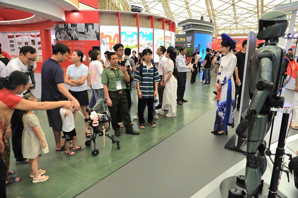 Thousands of people from all over the country flocked to the Exhibition '80 Years of Journey of Independence - Freedom - Happiness' - photo 11