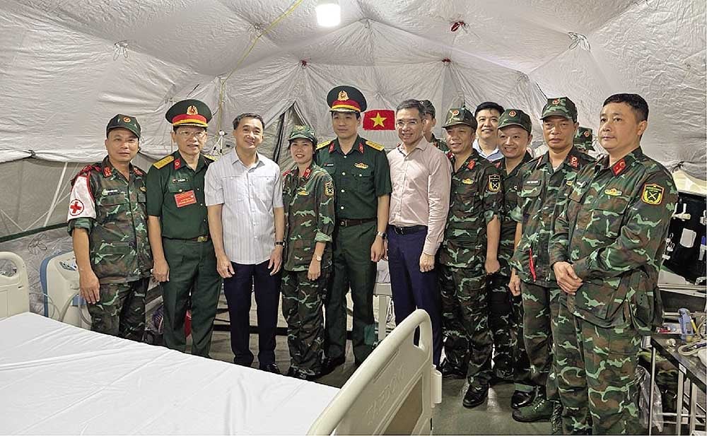 Deputy Minister of Health Tran Van Thuan and military medical forces at the emergency station on Doc Lap Street.