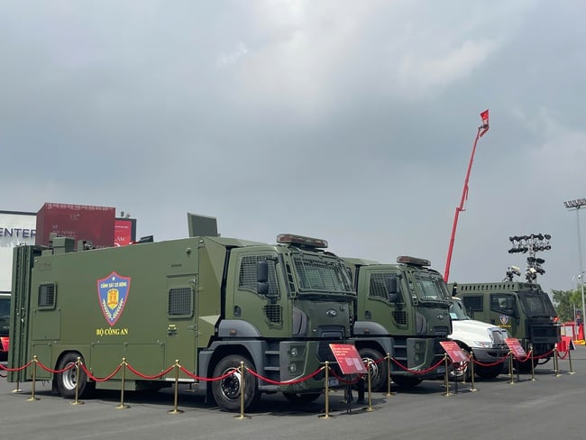Khám phá khu trưng bày ngoài trời của Bộ Công an tại Triển lãm thành tựu đất nước “80 năm hành trình Độc lập - Tự do - Hạnh phúc” - Ảnh 2.