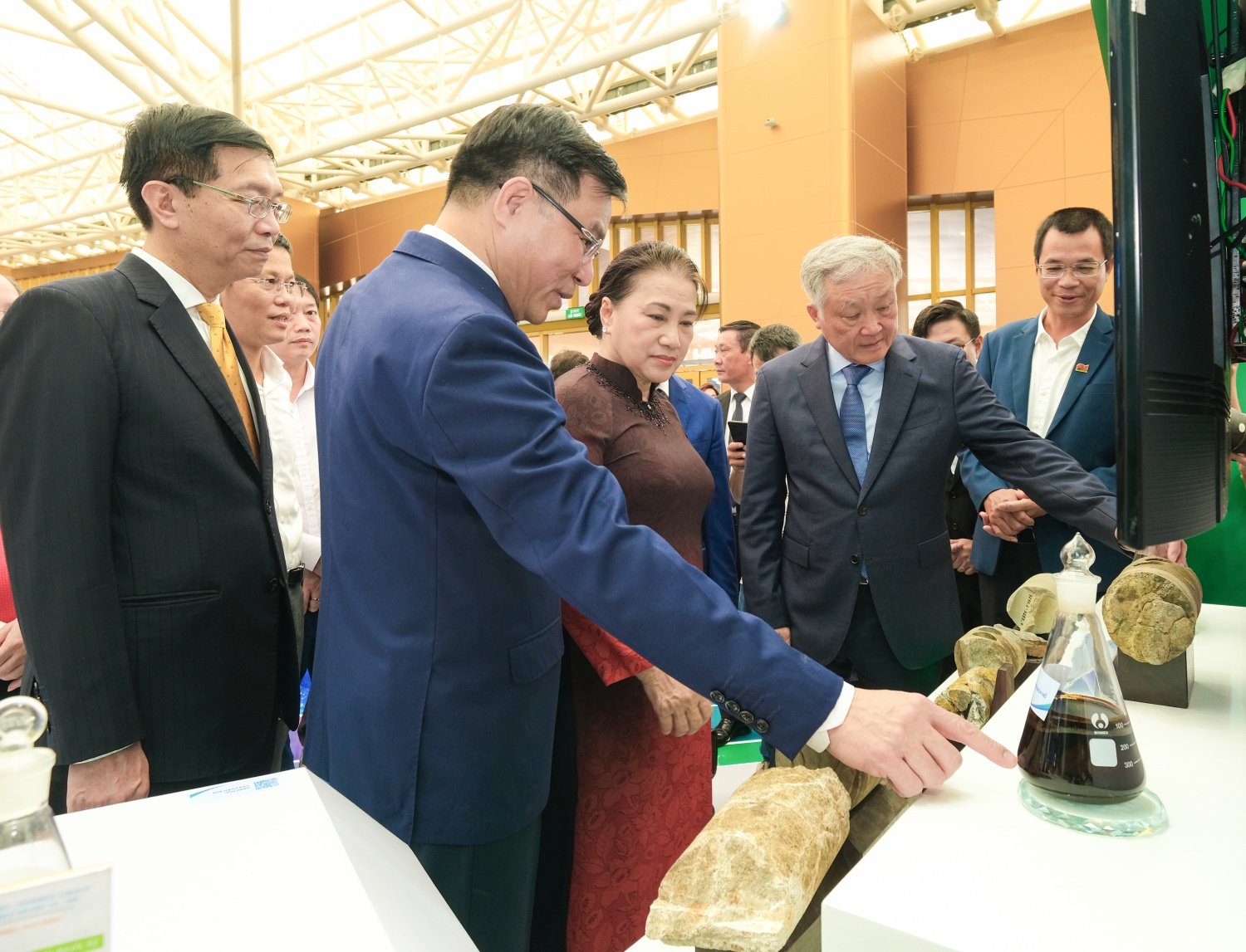당 및 국가 지도자들이 2025년 국가 업적 전시회에서 Petrovietnam의 부스를 방문했습니다.