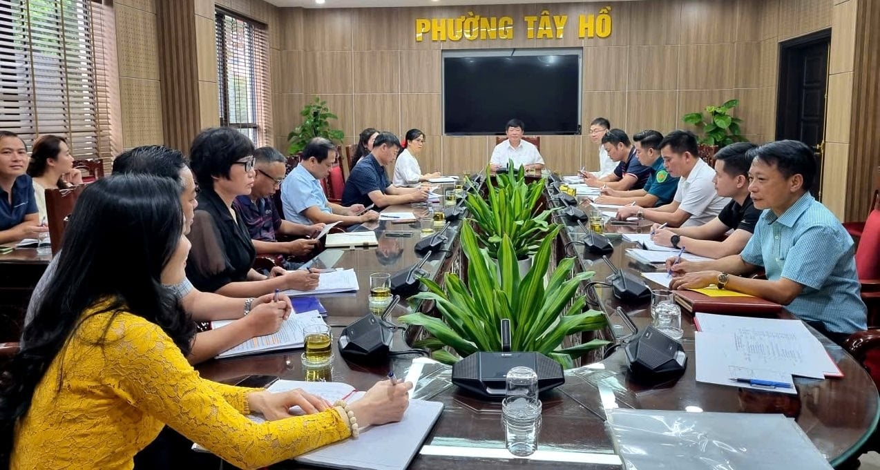 Phường Tây Hồ triển khai đồng bộ nhiều giải pháp ứng phó ảnh hưởng bão số 5- Ảnh 1.