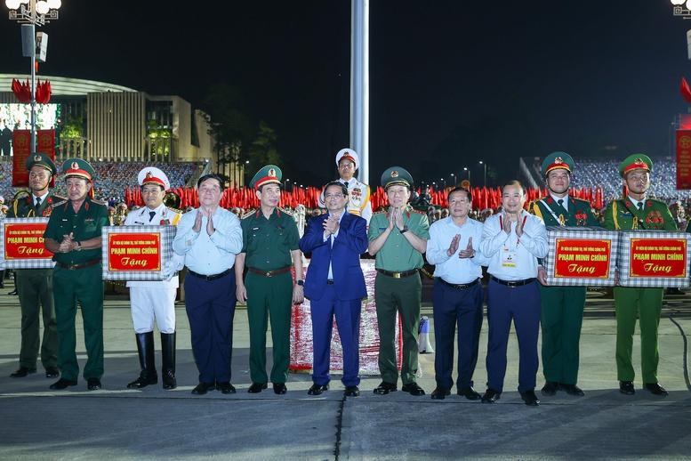 Sơ duyệt Diễu binh, diễu hành A80: Thể hiện khí thế hào hùng, sức mạnh của lực lượng vũ trang nhân dân- Ảnh 2.