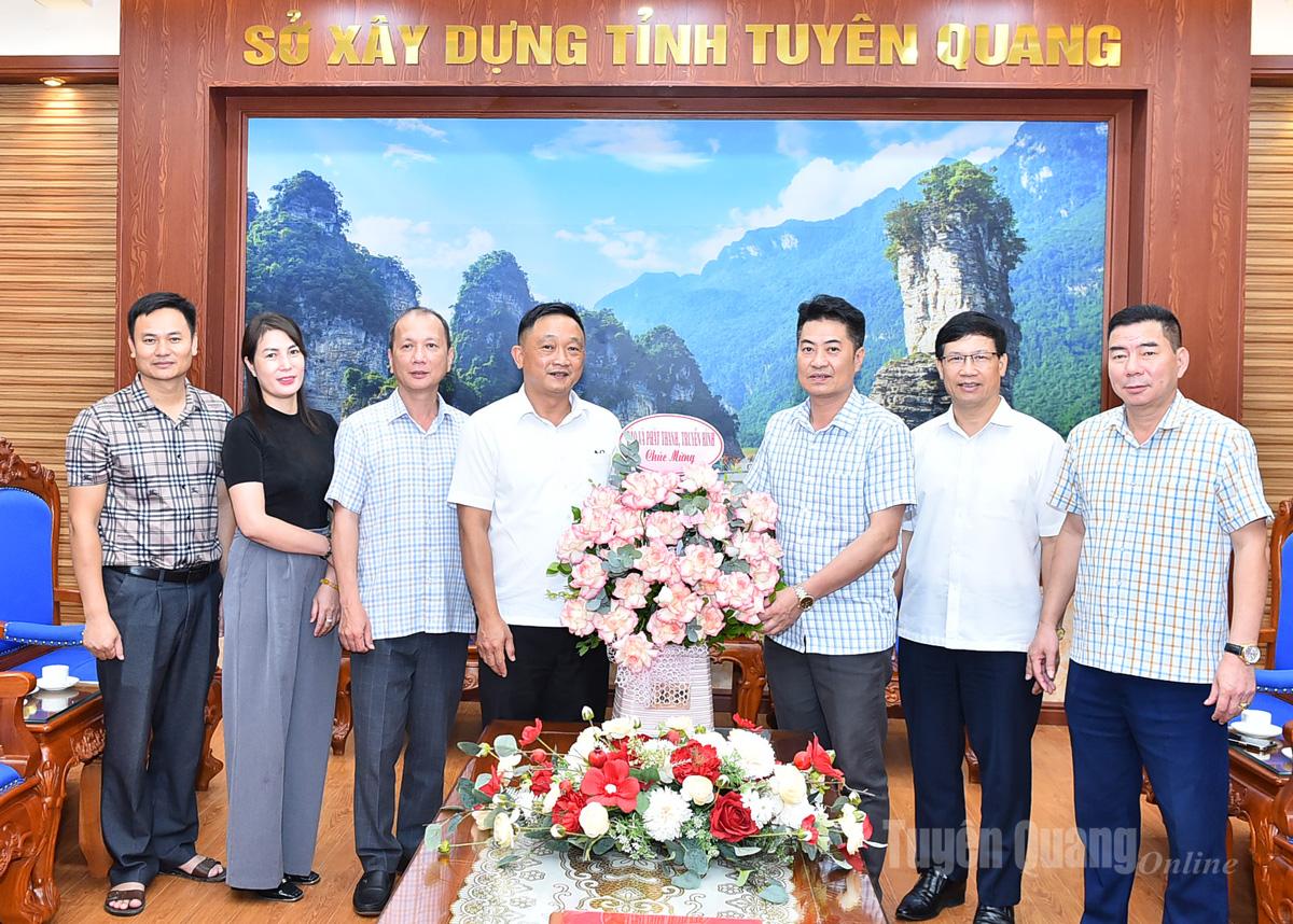 សមមិត្ត Nguyen Viet Tuyen និពន្ធនាយករងនៃកាសែត Tuyen Quang និងវិទ្យុ និងទូរទស្សន៍បានអបអរសាទរចំពោះថ្នាក់ដឹកនាំនាយកដ្ឋានសំណង់។