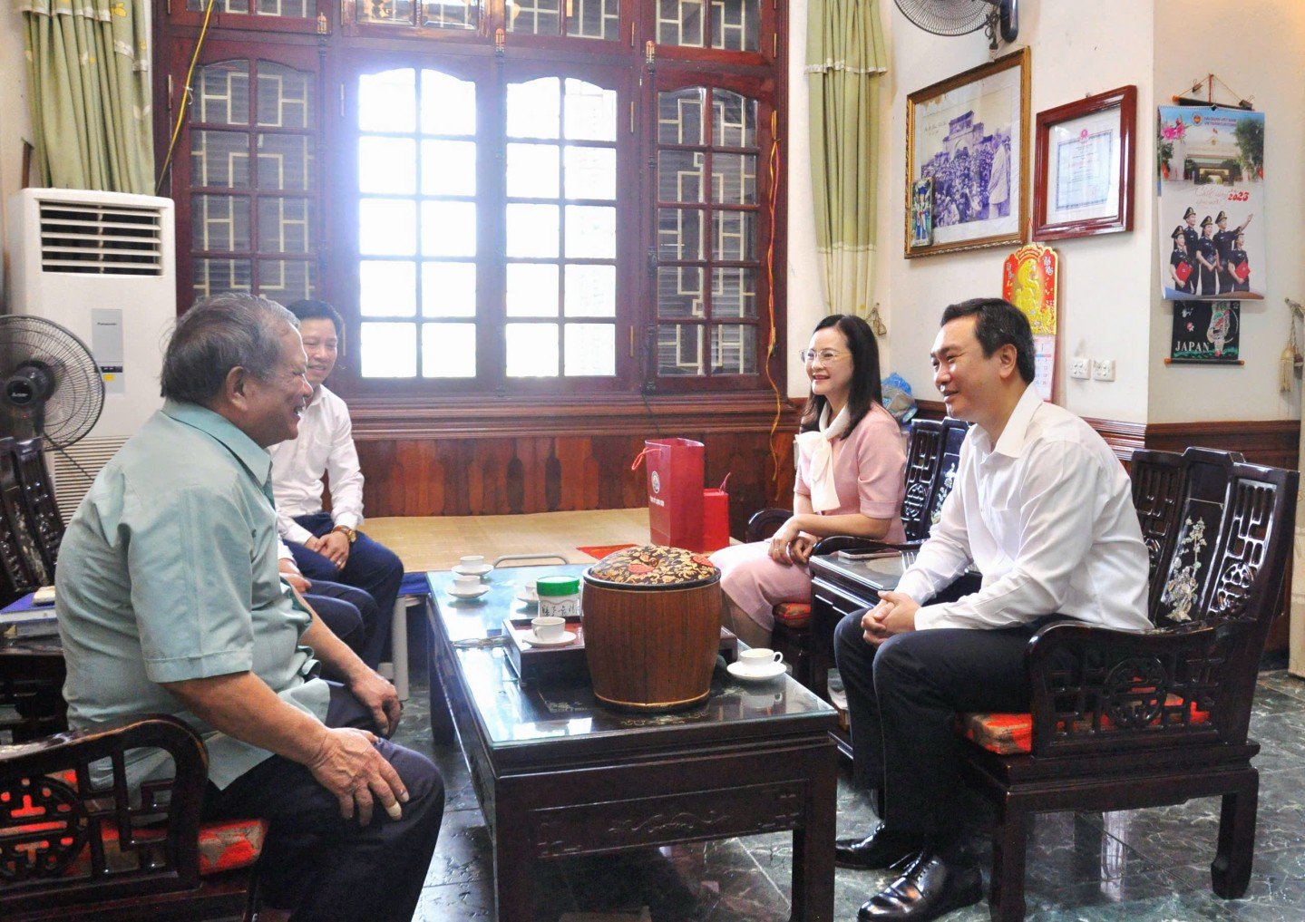 Đồng chí Nguyễn Cảnh Toàn, Phó Bí thư Tỉnh ủy (bên phải) thăm hỏi sức khoẻ đồng chí Trần Ngát, nguyên Phó Bí thư Thường trực Tỉnh uỷ