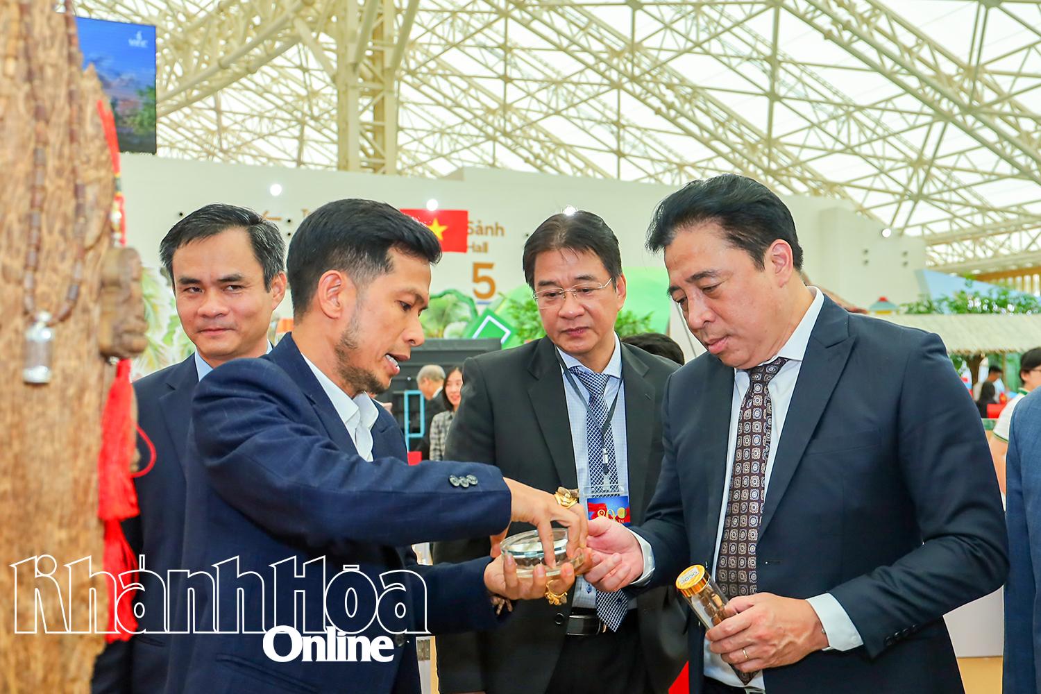 Đồng chí Nguyễn Khắc Toàn nghe giới thiệu về sản phẩm được làm từ Trầm hương Khánh Hòa.