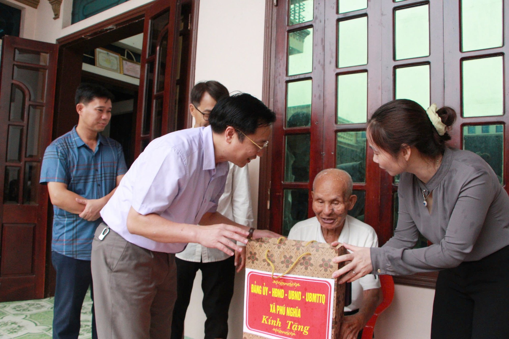 Lãnh đạo xã Phú Nghĩa thăm tặng quà các gia đình chính sách, người có công- Ảnh 7.
