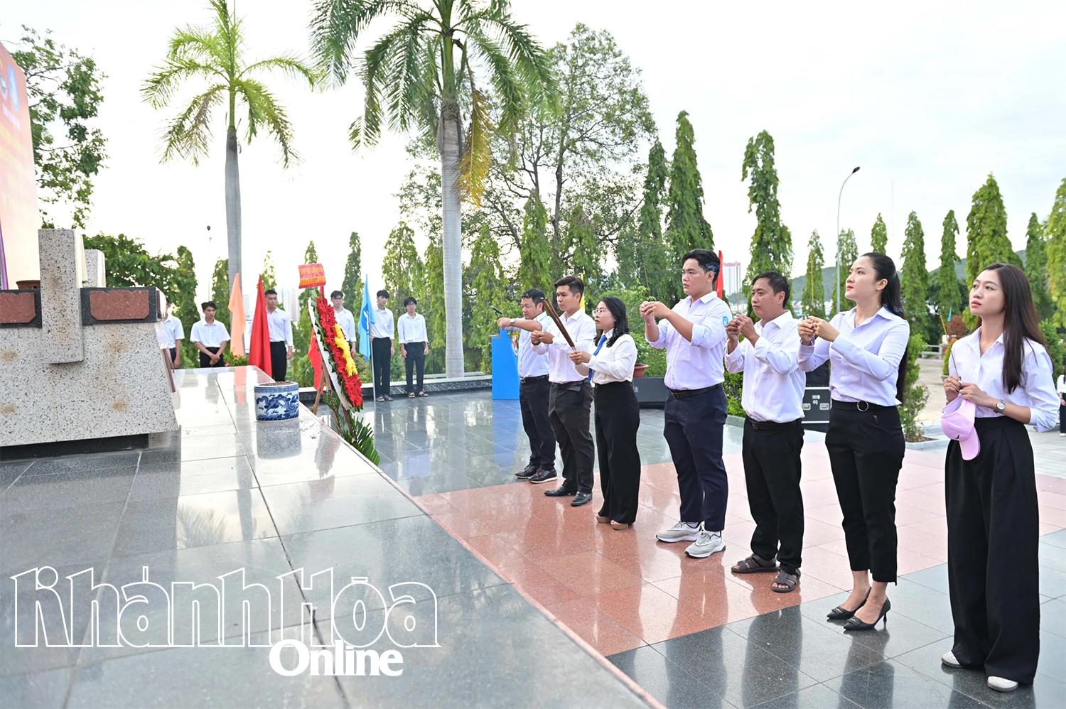 ผู้นำสมาคมนักศึกษาเวียดนามประจำจังหวัดและสมาคมนักศึกษาของมหาวิทยาลัยและวิทยาลัยต่างๆ ร่วมกันจุดธูปเพื่อรำลึก