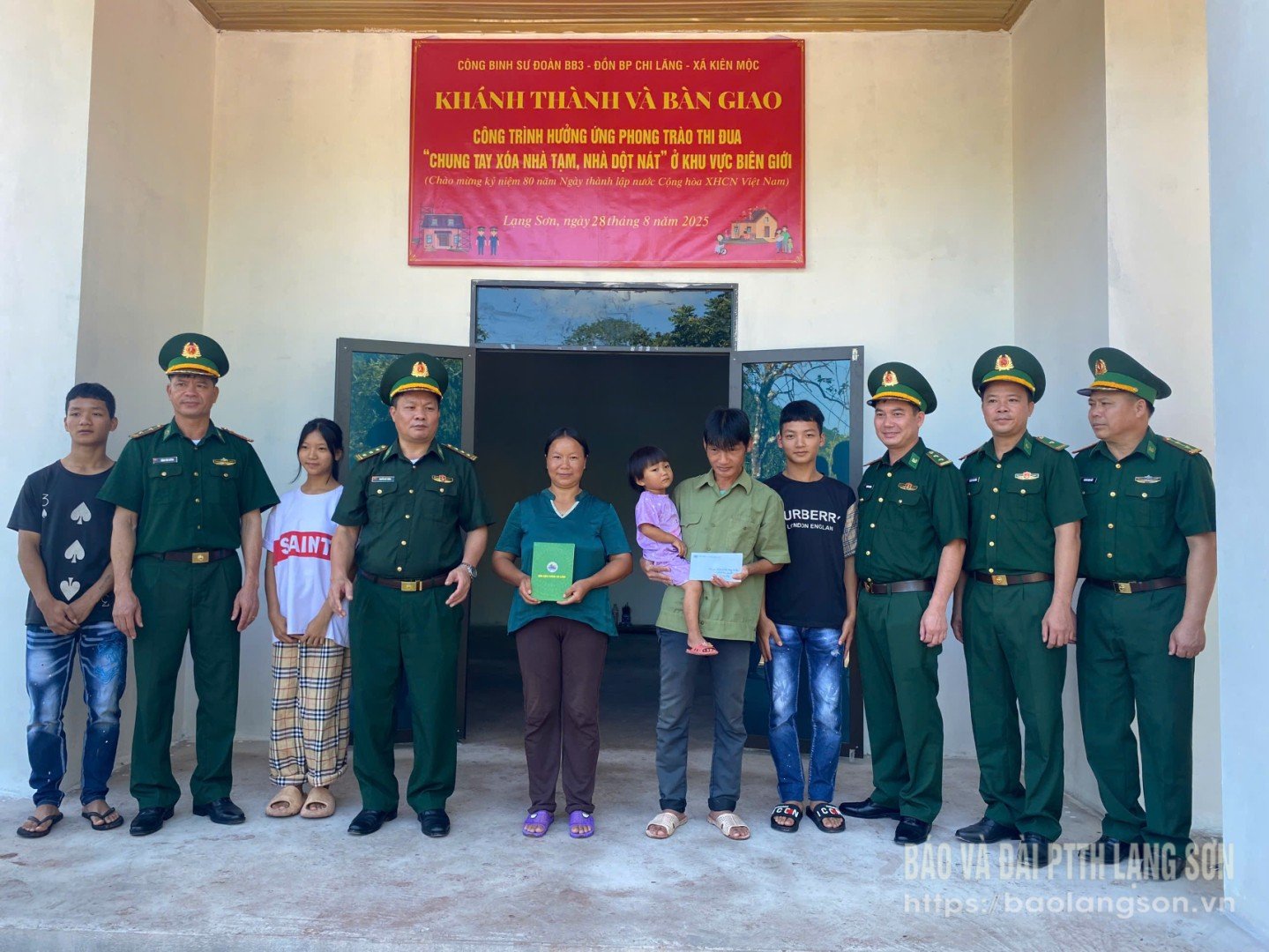 Các đại biểu trao số tiểu hỗ trợ xây dựng nhà cho gia đình ông Hoàng Văn Điểm