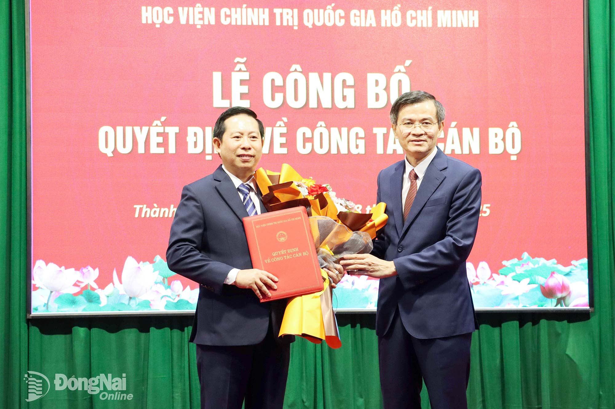 សាស្ត្រាចារ្យរង លោកបណ្ឌិត Doan Minh Huan សមាជិកគណៈកម្មាធិការមជ្ឈិមបក្ស នាយករងអចិន្ត្រៃយ៍នៃបណ្ឌិត្យសភានយោបាយជាតិហូជីមិញ បានធ្វើបទបង្ហាញអំពីការសម្រេចចិត្តតែងតាំងនាយកបណ្ឌិត្យសភានយោបាយភូមិភាគទី ២ ដល់សាស្ត្រាចារ្យរង លោកបណ្ឌិត Nguyen Tan Vinh (ឆ្វេង)។ រូបថត៖ Dang Hung